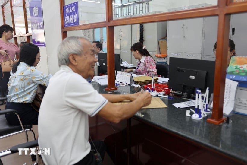 Người dân tới làm thủ tục hành chính tại phường Vũng Tàu mới trong ngày đầu tiên phường mới đi vào vận hành. (Ảnh: Hoàng Nhị/TTXVN)