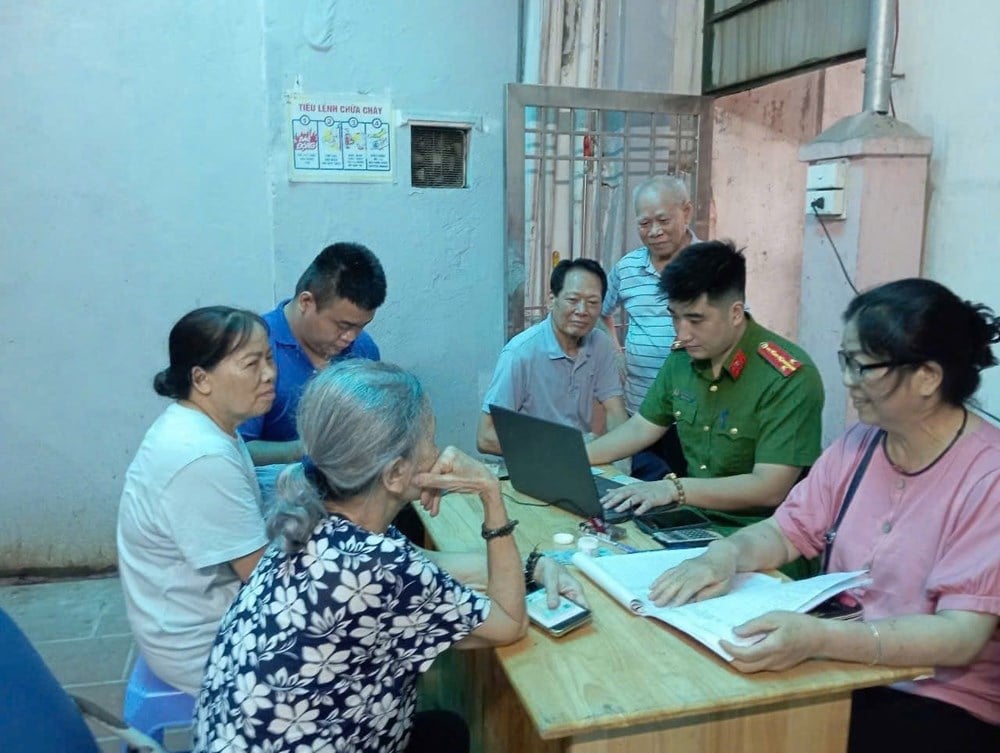 Tay Ho Ward Police instructs cadres and party members to install the application to perform Party administrative procedures. Photo: Quang Thai
