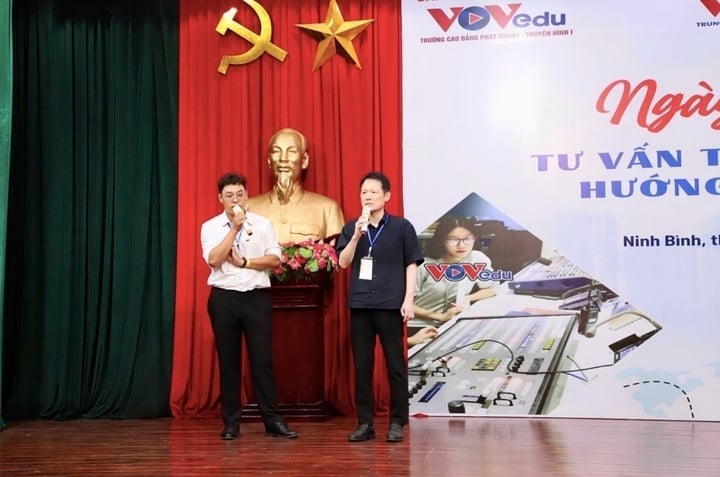 GS Koh Huyn Sang, Đại học Catholic Kwandong (Hàn Quốc) trực tiếp tư vấn lộ trình du học nghề, mở ra nhiều cơ hội học tập và làm việc tại Hàn Quốc cho học sinh VOVedu.