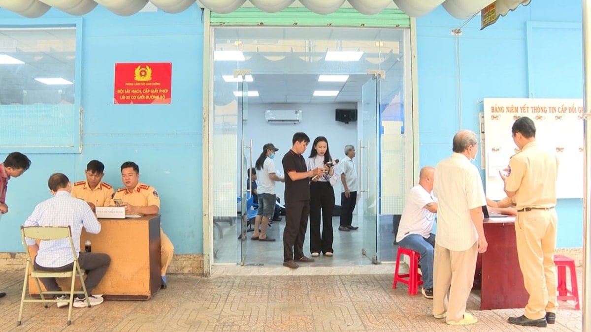 cham cap giay phep lai xe, nguoi dan lo dung lo ngoi hinh anh 1