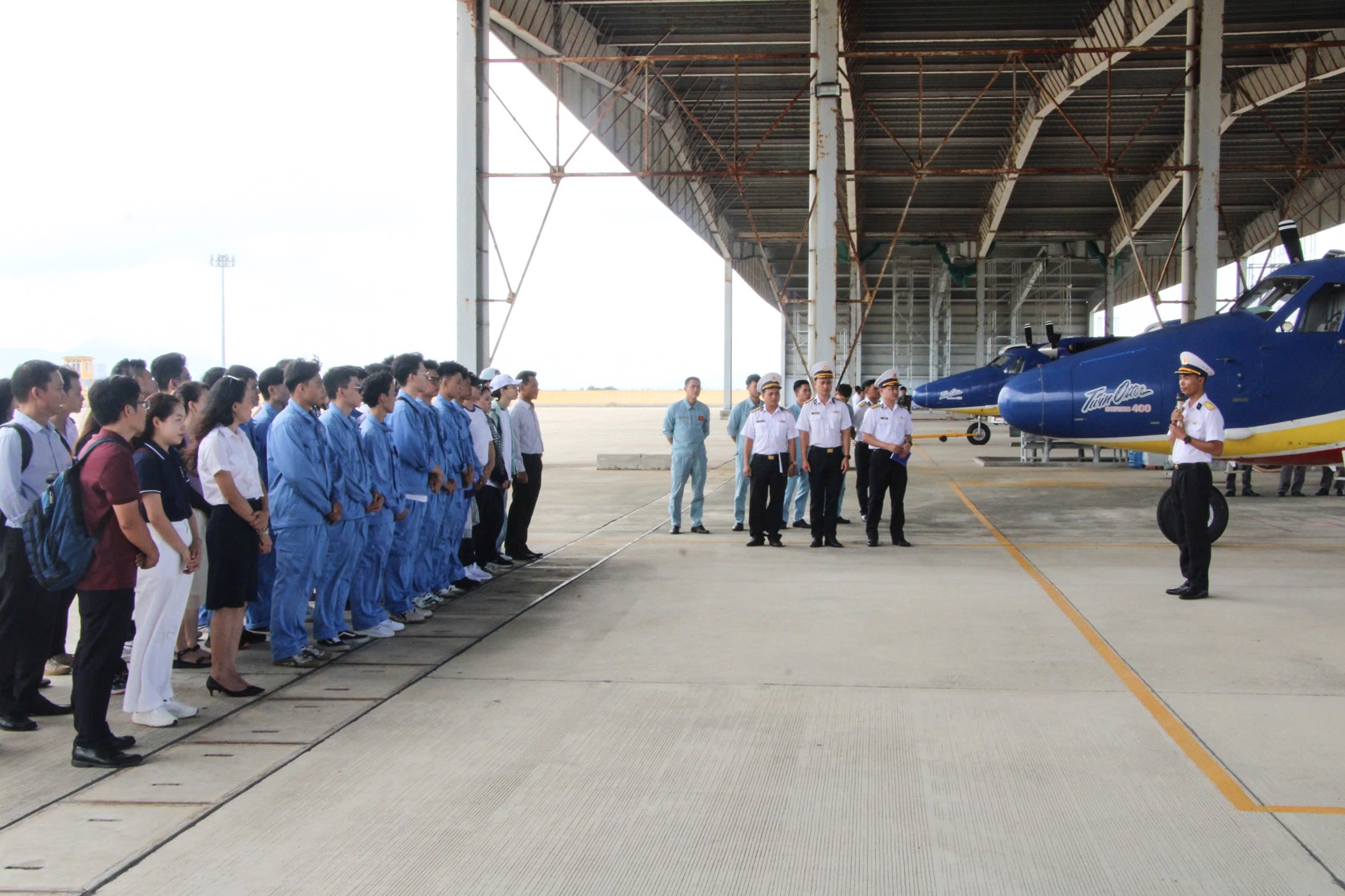 Học viên tham quan, học tập khu vực sân bay.