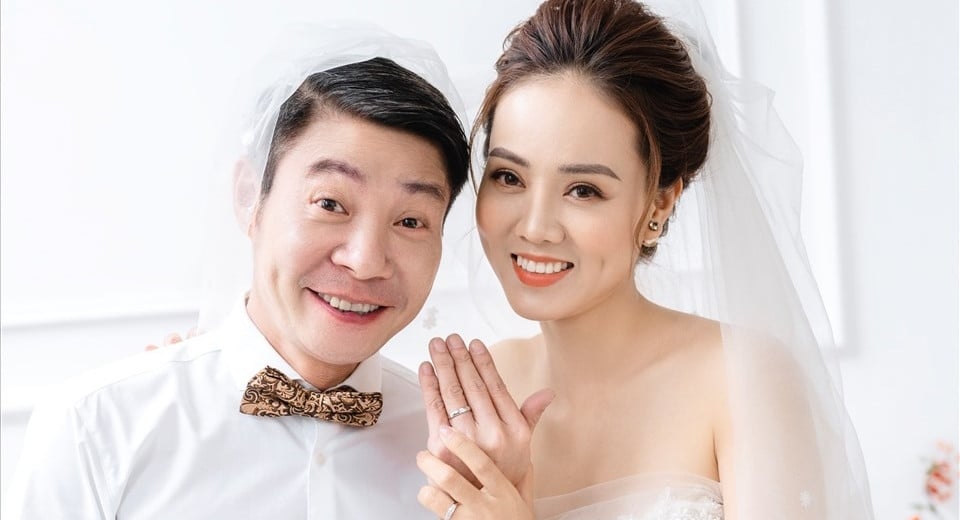 ភរិយាវ័យក្មេងរបស់សិល្បករប្រជាជន Cong Ly តូចចិត្តនឹងពាក្យចចាមអារ៉ាមថានាងបានរៀបការពីមុន។