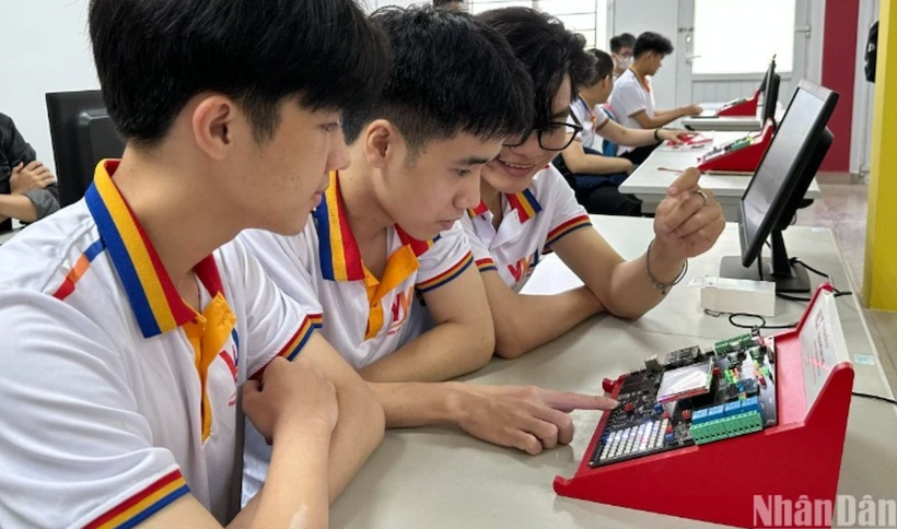Chương trình giáo dục phổ thông năm 2018 là chương trình khuyến khích học sinh theo đuổi các ngành khoa học, công nghệ, kỹ thuật và toán học (Ảnh minh họa)
