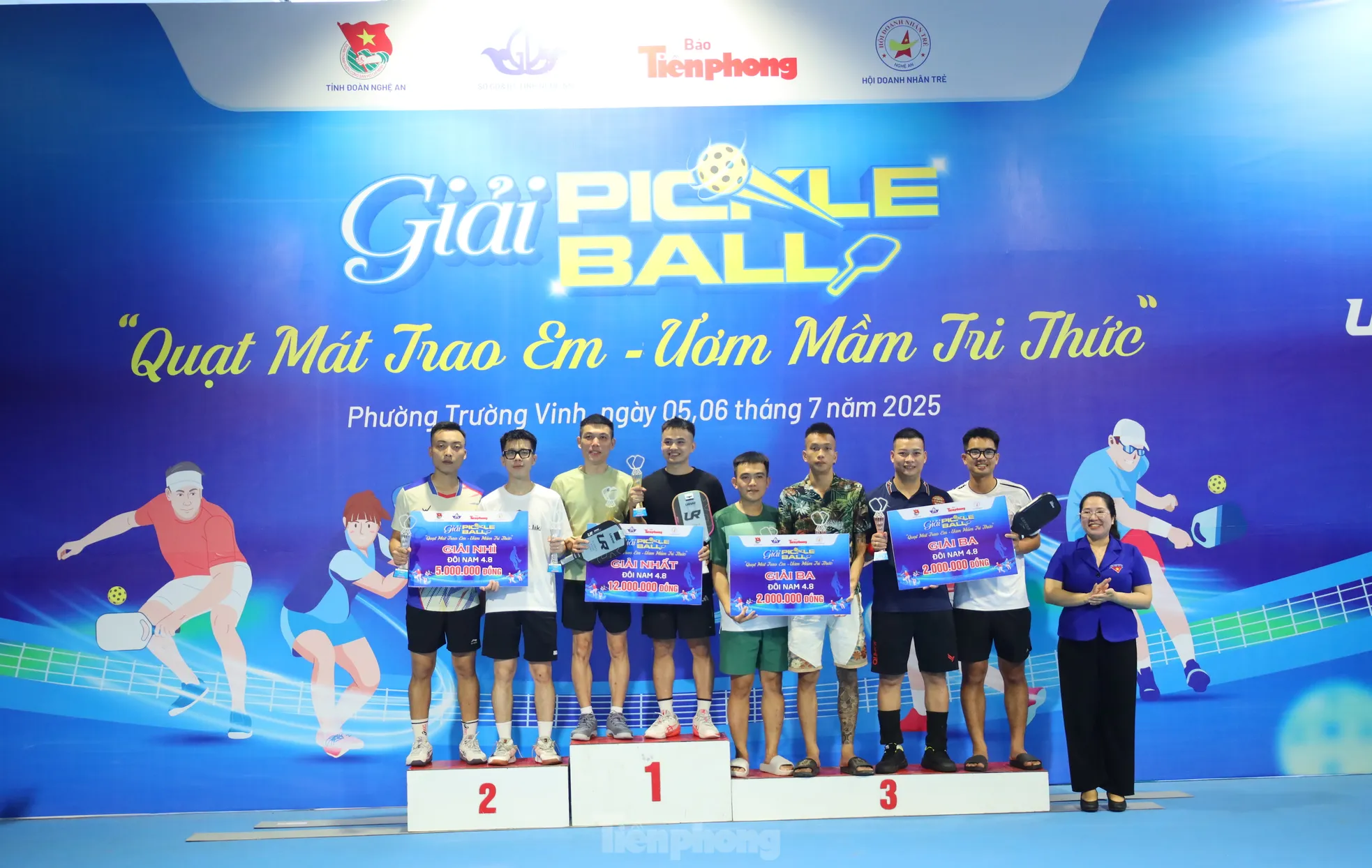 16 cặp vận động viên xuất sắc được nhận cup tại Giải Pickleball ‘Quạt mát trao em - Ươm mầm tri thức’ ảnh 9