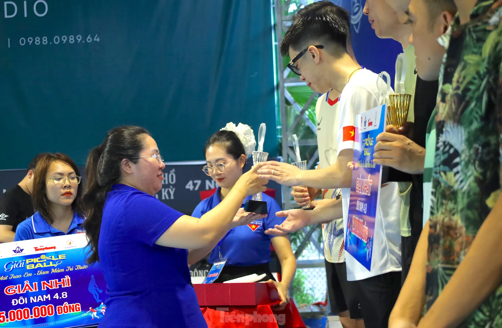 16 cặp vận động viên xuất sắc được nhận cup tại Giải Pickleball ‘Quạt mát trao em - Ươm mầm tri thức’ ảnh 2