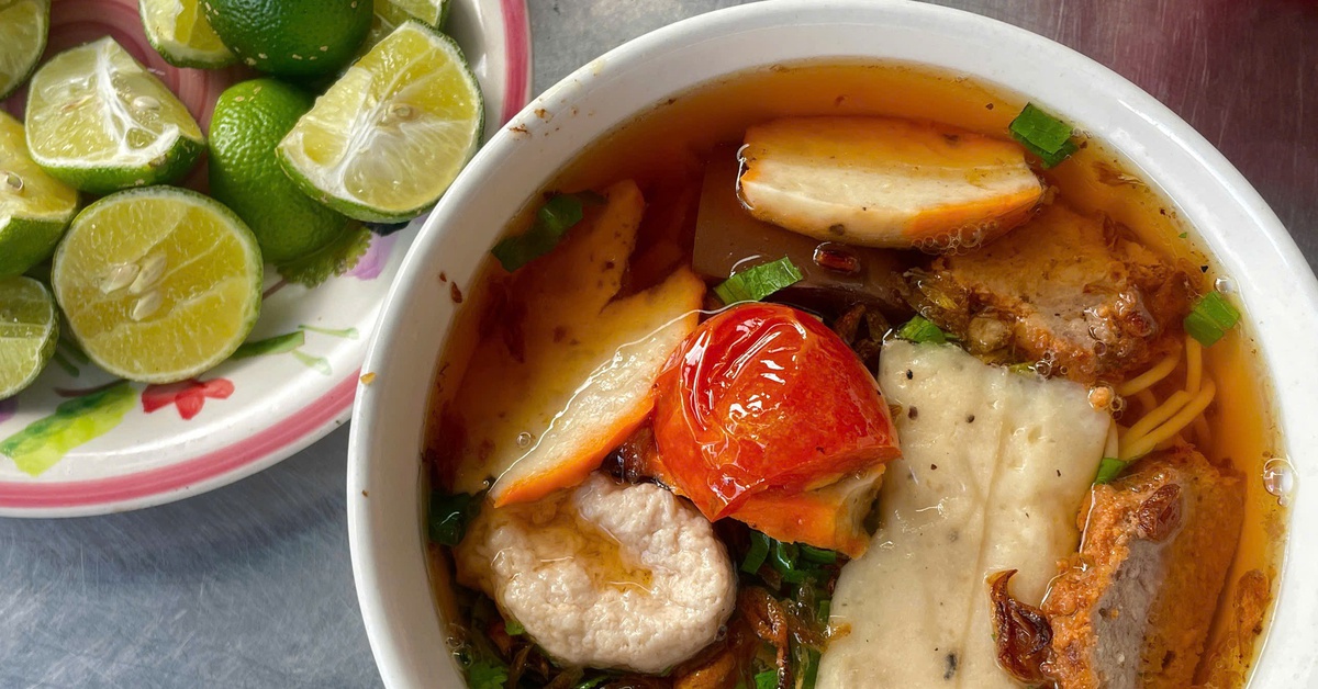 Bun treo Như Ý: Saigon has always been like that, loving each other through every meal, every bowl of noodles