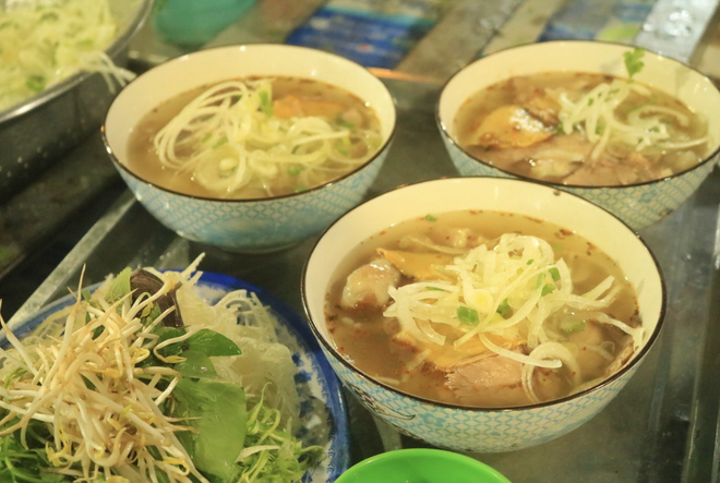 Đi tìm những quán bún bò Huế ngon nức tiếng TP.HCM: Quán 'ruột' của bạn ở đâu? - Ảnh 3.