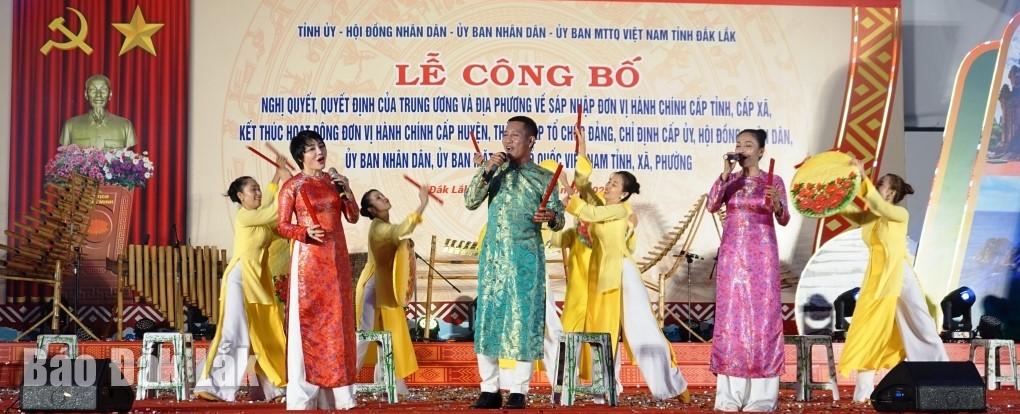Tiết mục “Nhớ thương câu hát Bài chòi” đến từ Nhà hát Ca múa nhạc Dân gian Sao Biển. Ảnh: Thúy Hồng 