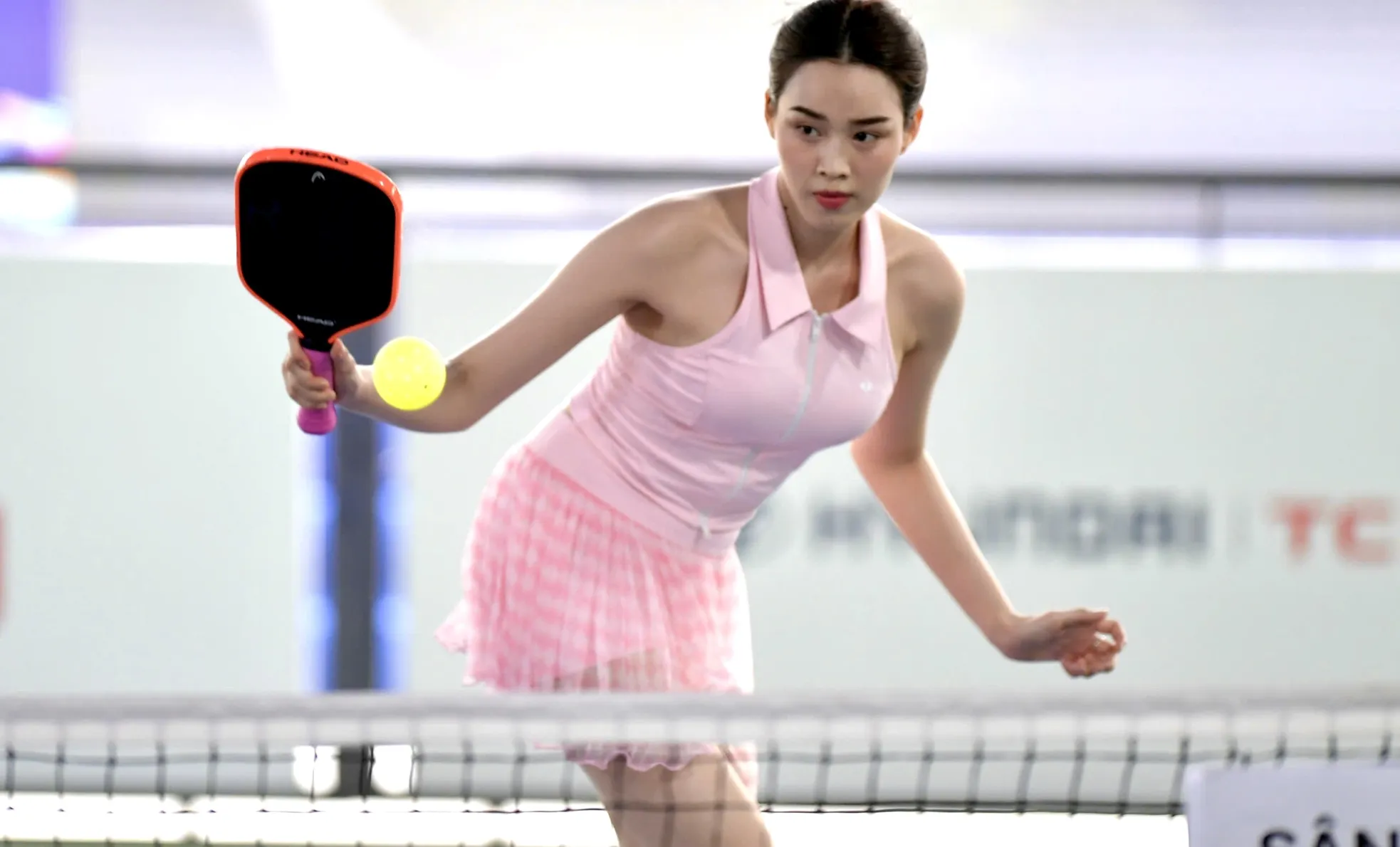 Đỗ Thị Hà khoe chân dài, thi đấu căng thẳng trên sân Giải Vô địch Pickleball Việt Nam ảnh 1