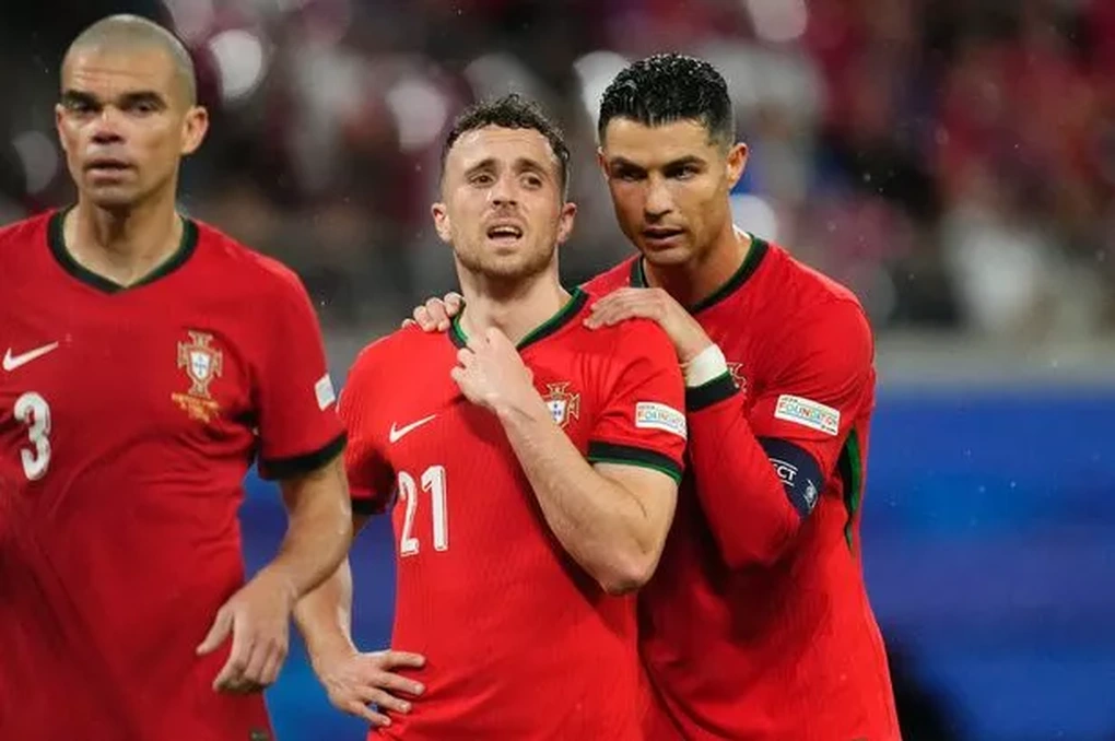 C.Ronaldo có hành động đặc biệt khi không dự đám tang Diogo Jota - 1