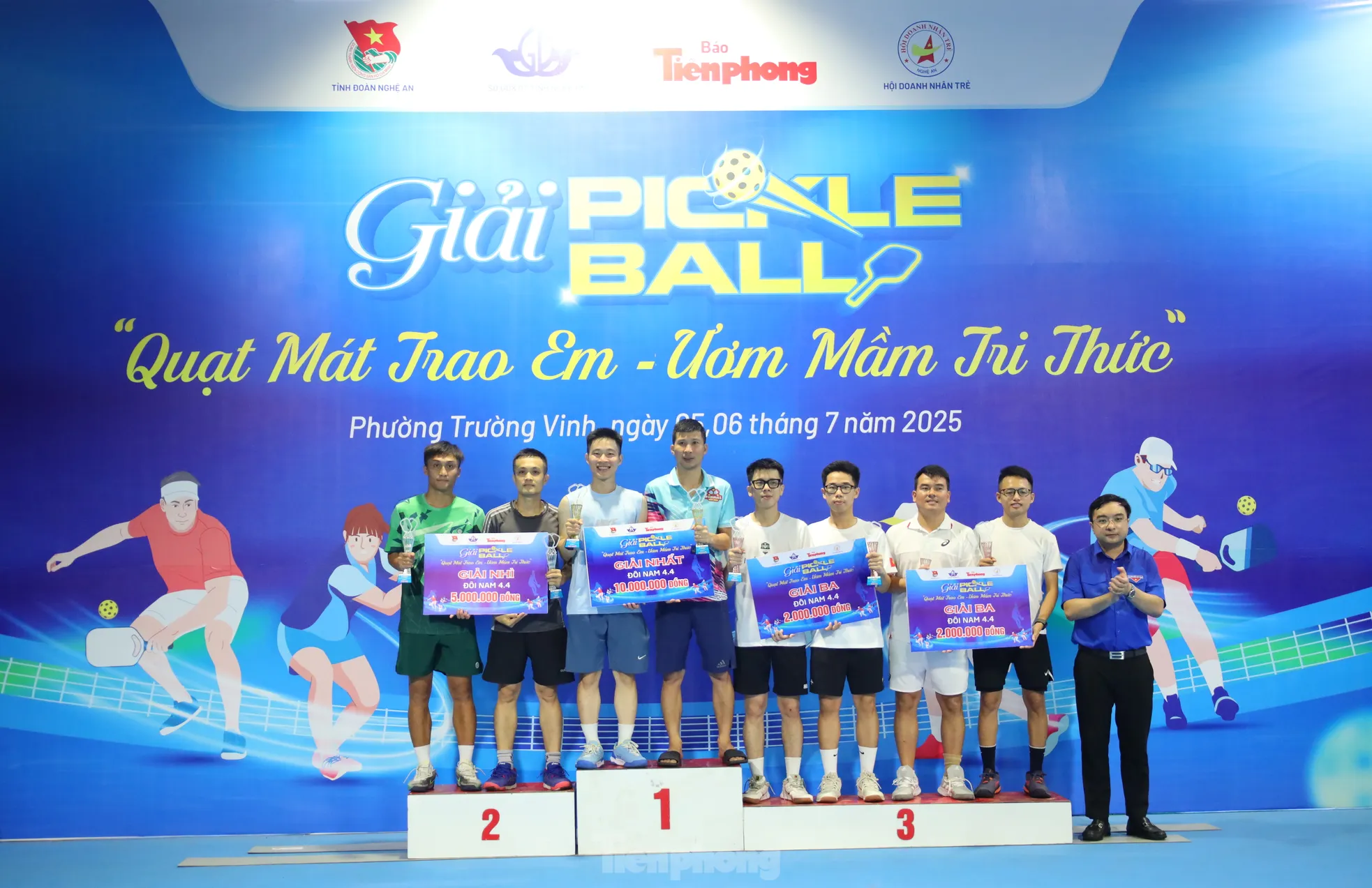 16 cặp vận động viên xuất sắc được nhận cup tại Giải Pickleball ‘Quạt mát trao em - Ươm mầm tri thức’ ảnh 8