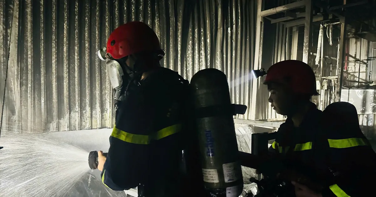 La policía de Da Nang utiliza robots para apagar un incendio en una fábrica en un parque industrial.