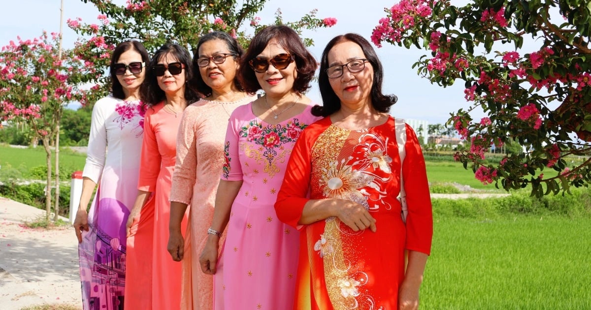 ភ្ញៀវ​ទេសចរ​ចូល​ទស្សនា​ដោយ​អន្ទះសារ​ជាមួយ​នឹង​វិថី​ផ្កា​ផ្កា​ពណ៌​ផ្កាឈូក​ដ៏​ត្រចះត្រចង់​ក្នុង​ទីក្រុង Da Nang