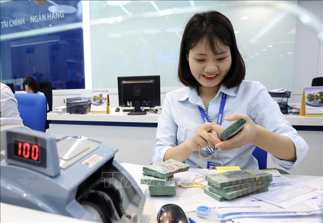 Hoạt động nghiệp vụ tại Ngân hàng Bảo Việt. Ảnh: TTXVN phát