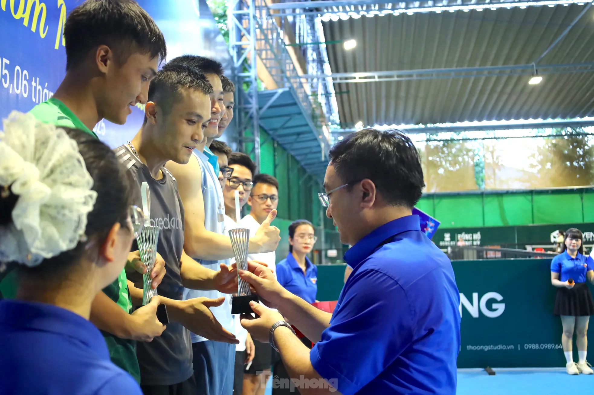 16 cặp vận động viên xuất sắc được nhận cup tại Giải Pickleball ‘Quạt mát trao em - Ươm mầm tri thức’ ảnh 4