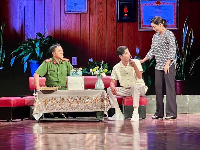 Quoc Thao, Huu Nghia, Tuyet Thu تركوا تعلمًا بأغنية