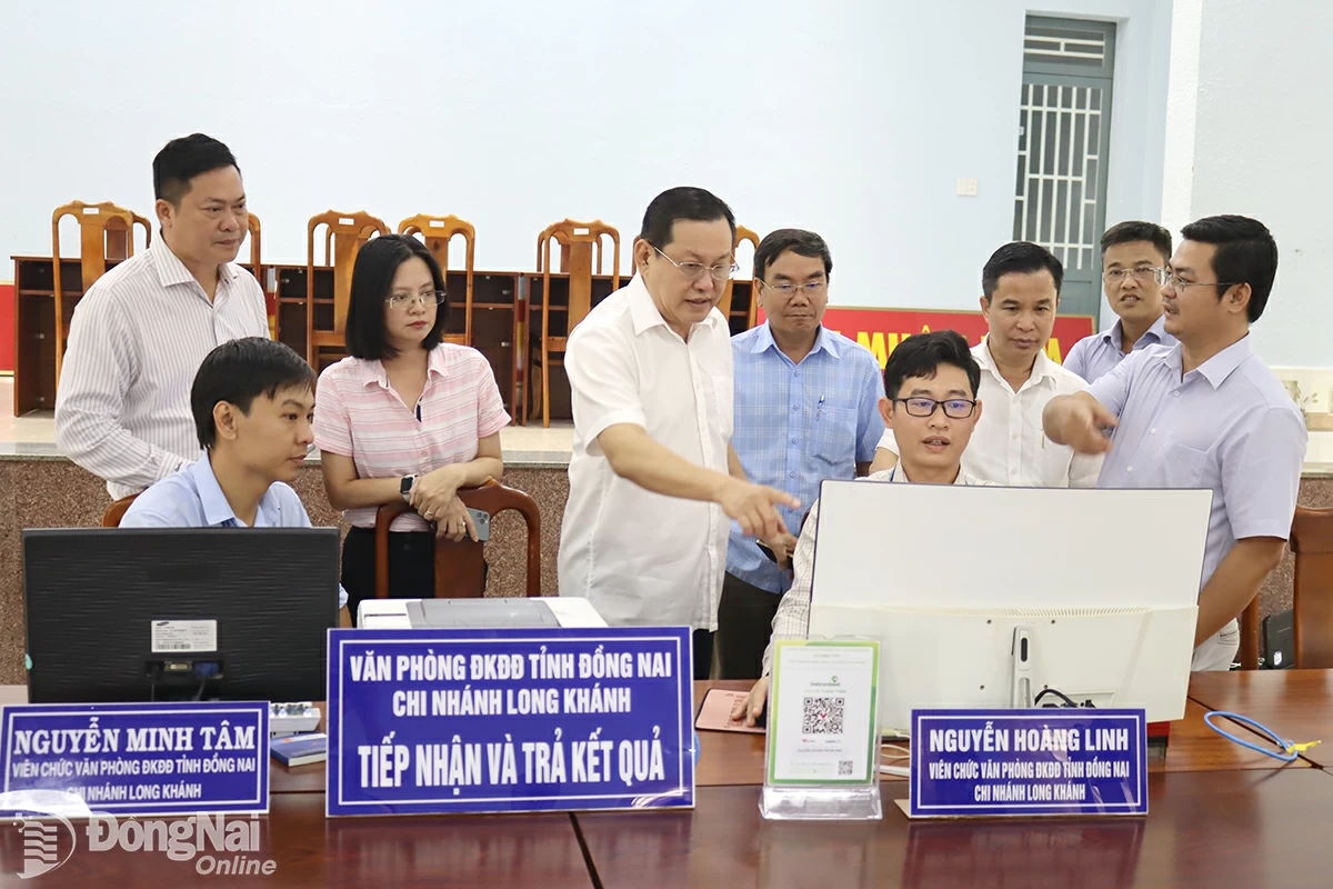 Lãnh đạo Sở Nông nghiệp và môi trường, Văn phòng Đăng ký đất đai tỉnh đi kiểm tra việc tiếp nhận hồ sơ đất đai tại trung tâm phục vụ hành chính công cấp xã. Ảnh: Hoàng Lộc

