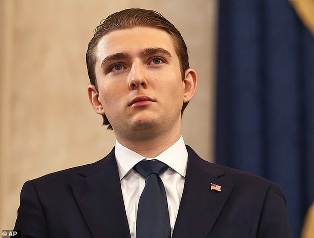 Đặc vụ luôn theo sát, “cậu út” Barron Trump hẹn hò ở trường thế nào? - 1
