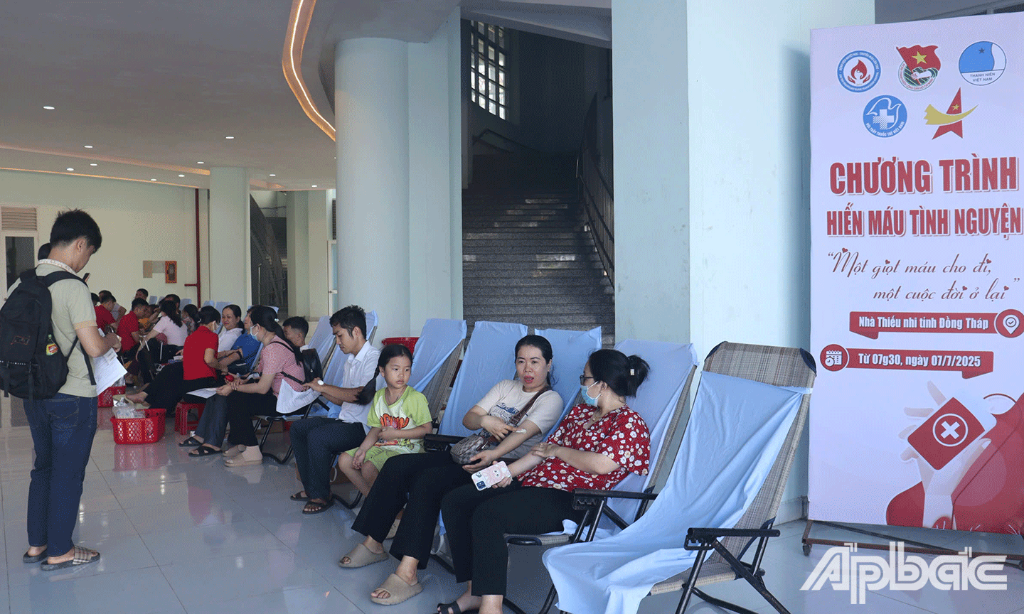 Người dân tham gia hiến máu tình nguyện 
