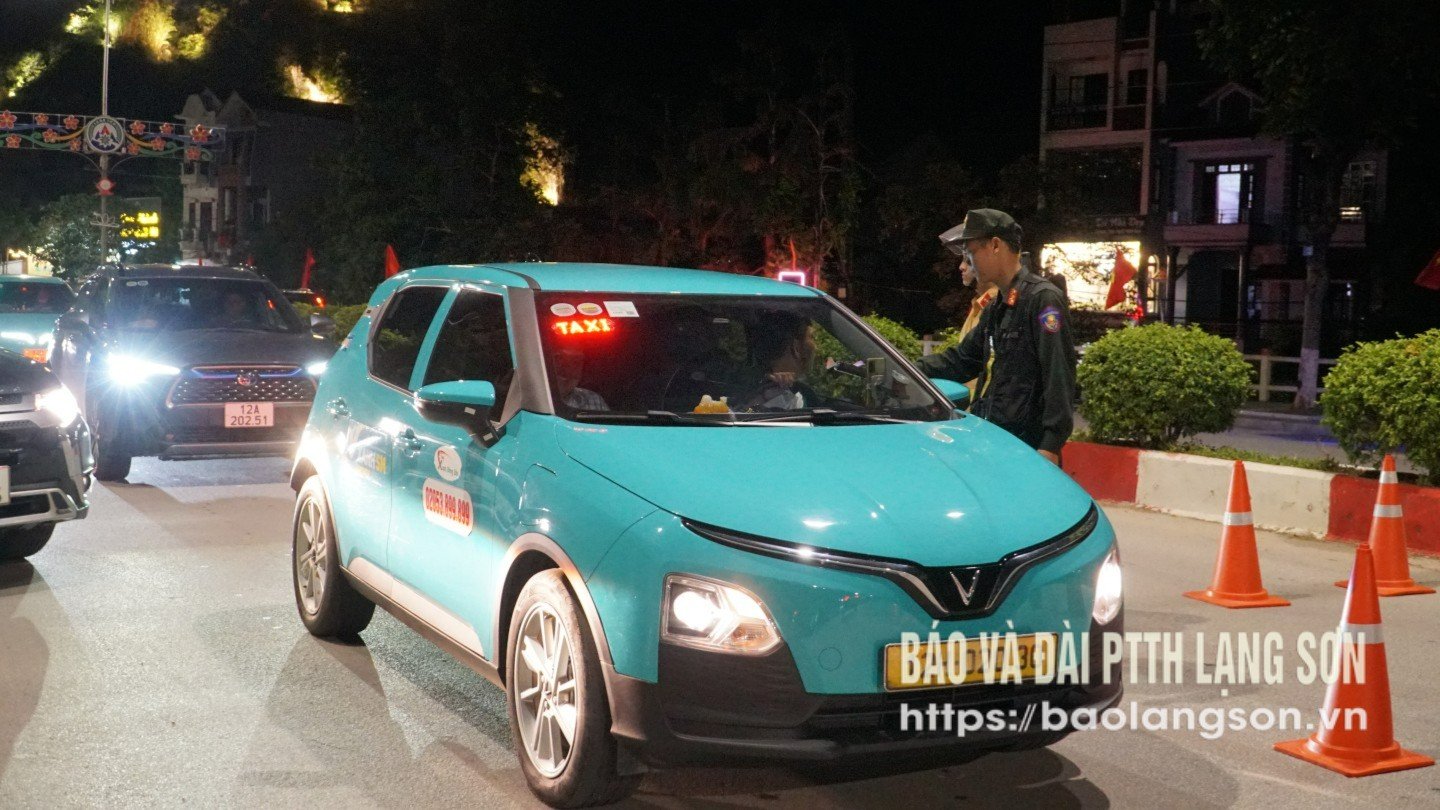 Lực lượng CSGT lập chốt kiểm tra nồng độ cồn tại đường Hùng Vương, phường Lương Văn Tri