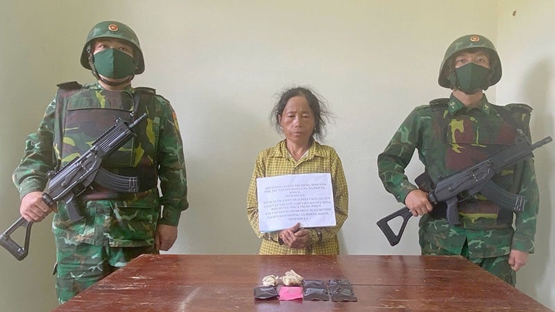 Đối tượng Giàng Thị Mang cùng tang vật tại cơ quan chức năng.