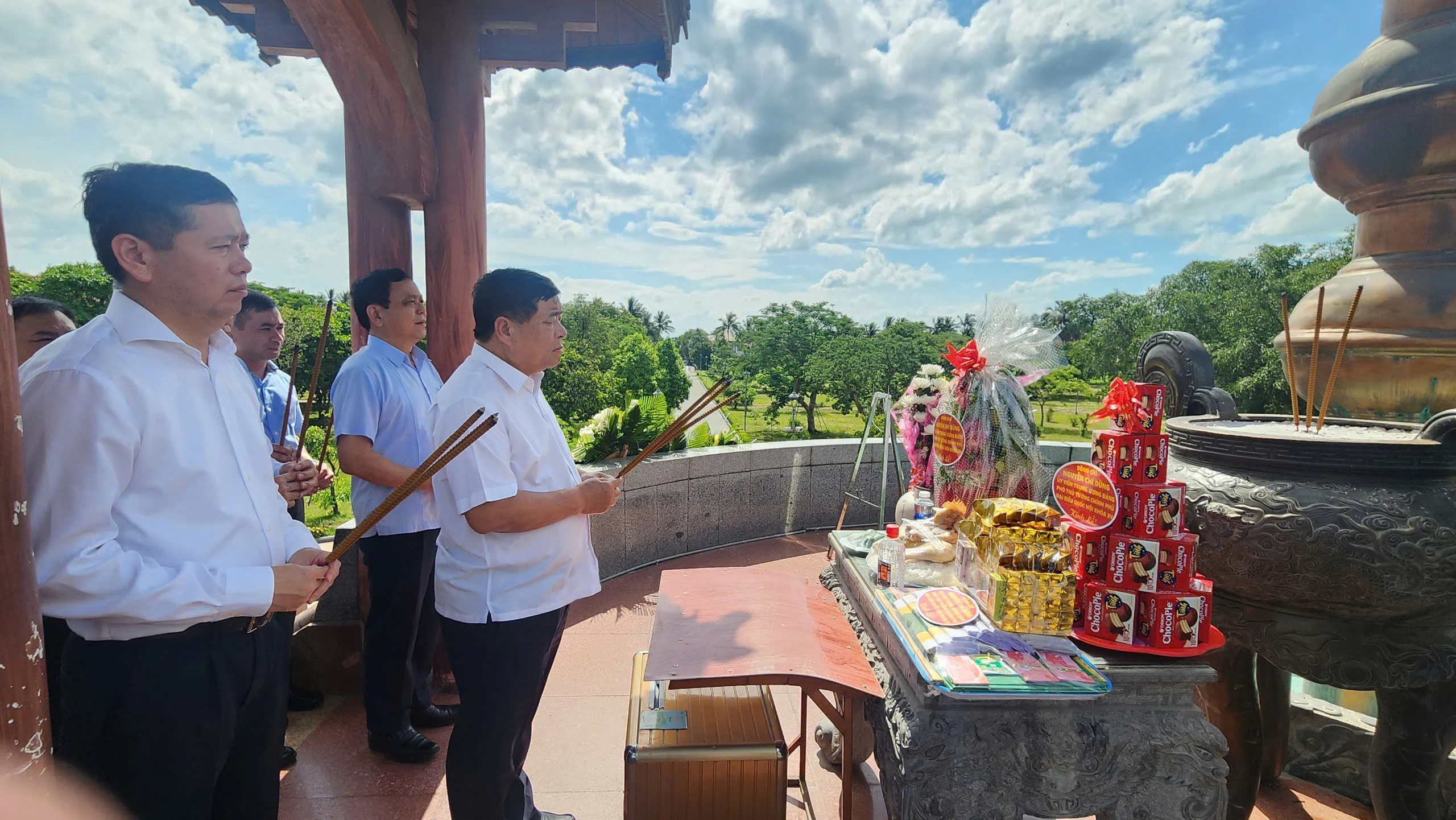 Phó Thủ tướng Nguyễn Chí Dũng dâng hương tri ân các anh hùng liệt sĩ tại tỉnh Quảng Trị