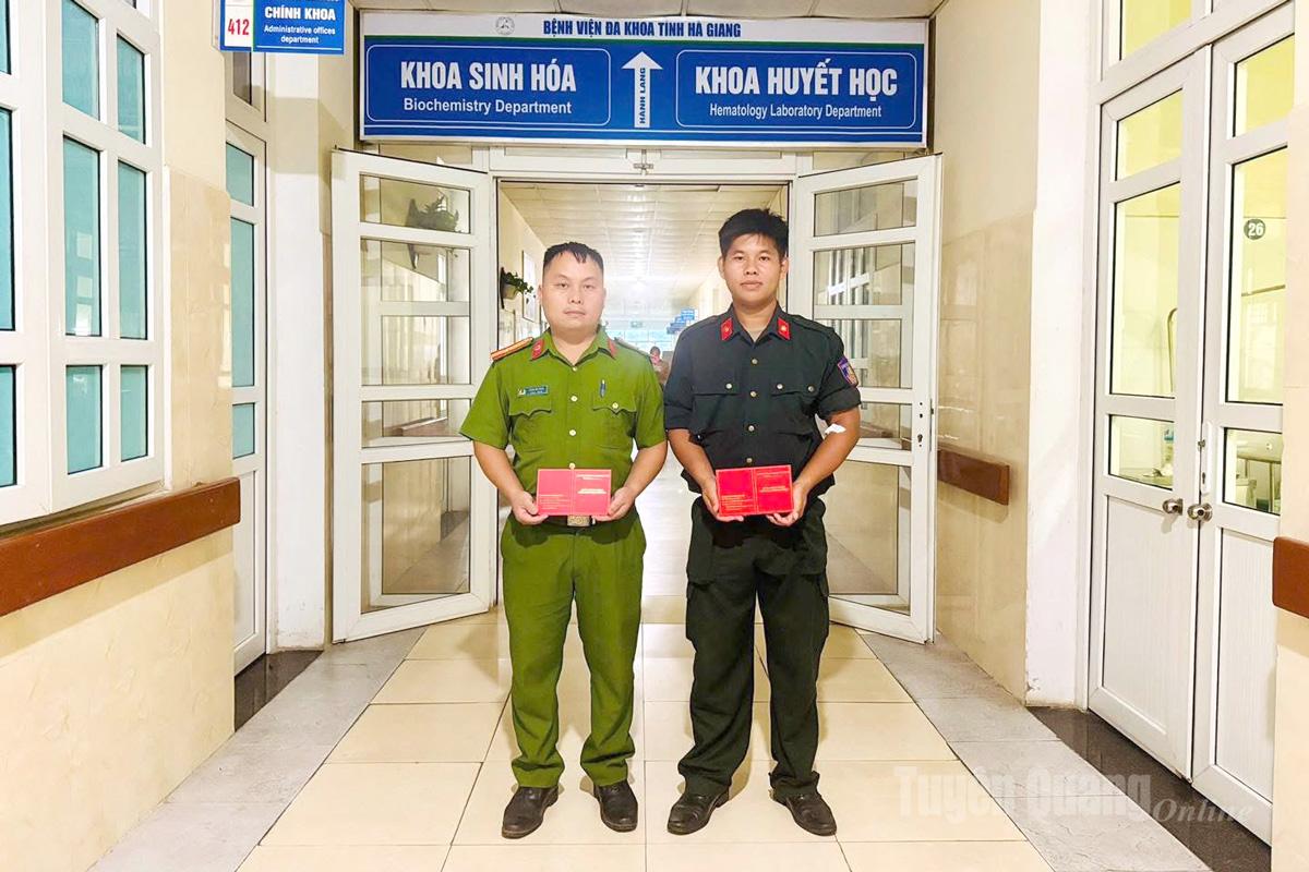 2 cán bộ, chiến sỹ Phòng Cảnh sát cơ động, Công an tỉnh Tuyên Quang hiến máu cứu người.