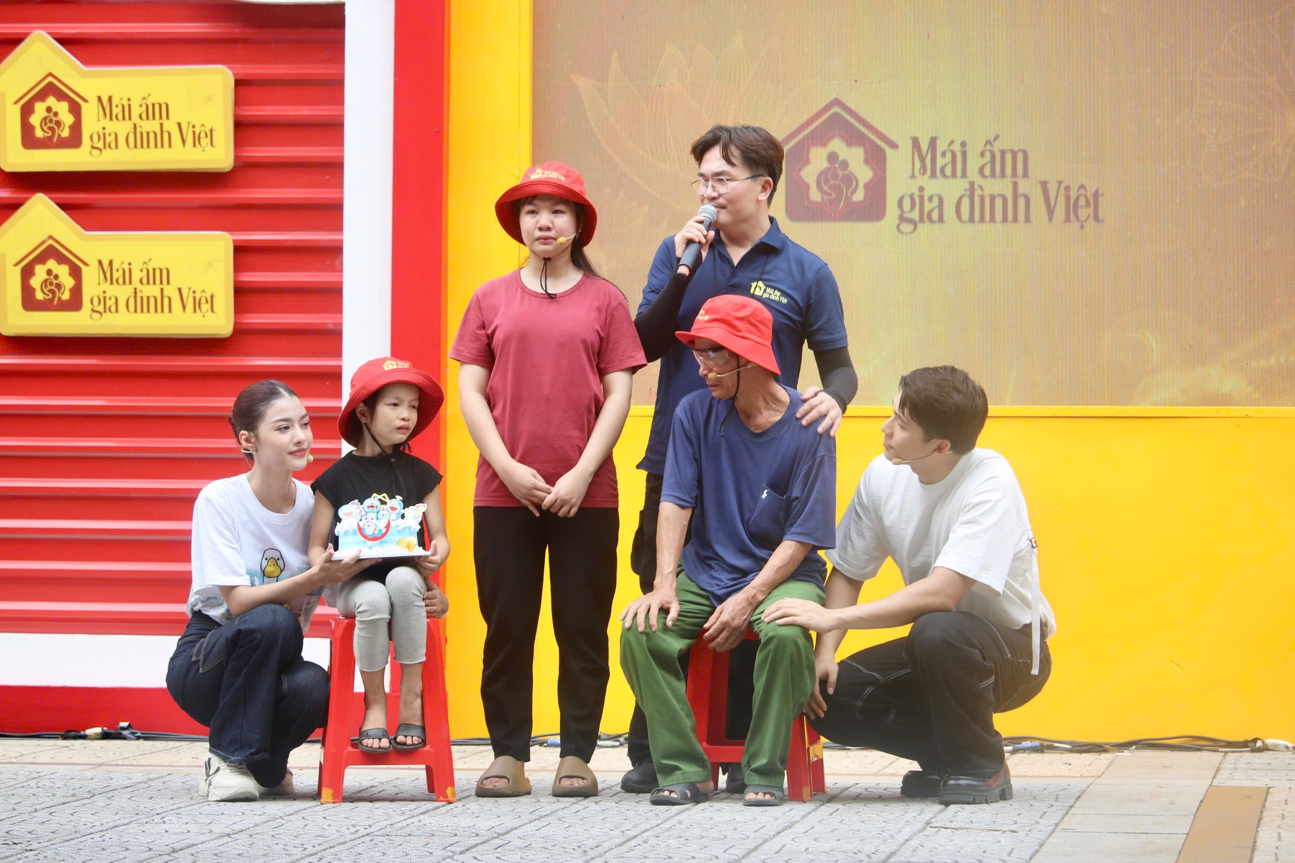 Người cha không kìm được nước mắt khi thấy con gái nhỏ lần đầu tiên được tổ chức sinh nhật trong vòng tay yêu thương của mọi người.