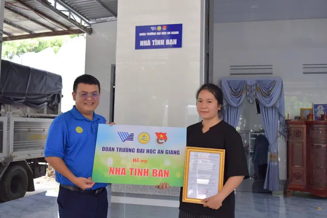 Niềm vui thoát nghèo từ căn nhà tình bạn ảnh 2