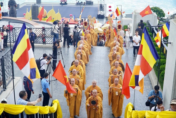 Hình ảnh hàng ngàn người cung rước xá lợi Đức Phật trên đỉnh núi Bà Đen- Ảnh 1.