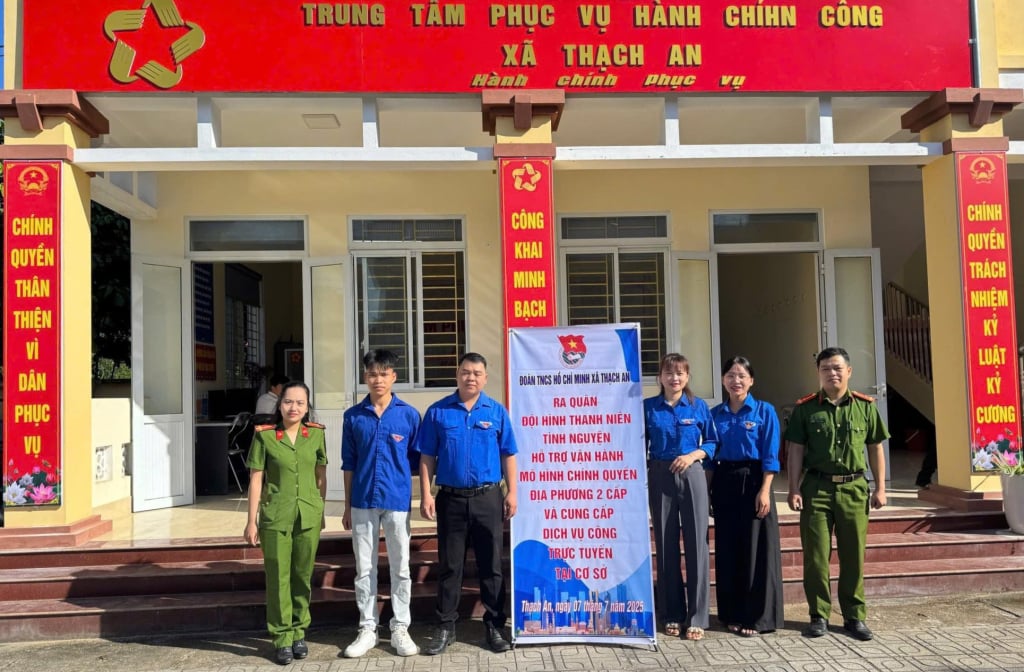 Đoàn viên thanh niên xã Thạch An ra quân đội hình thanh niên tình nguyện hỗ trợ vận hành mô hình chính quyền địa phương 02 cấp và cung cấp dịch vụ công trực tuyến tại cơ sở.