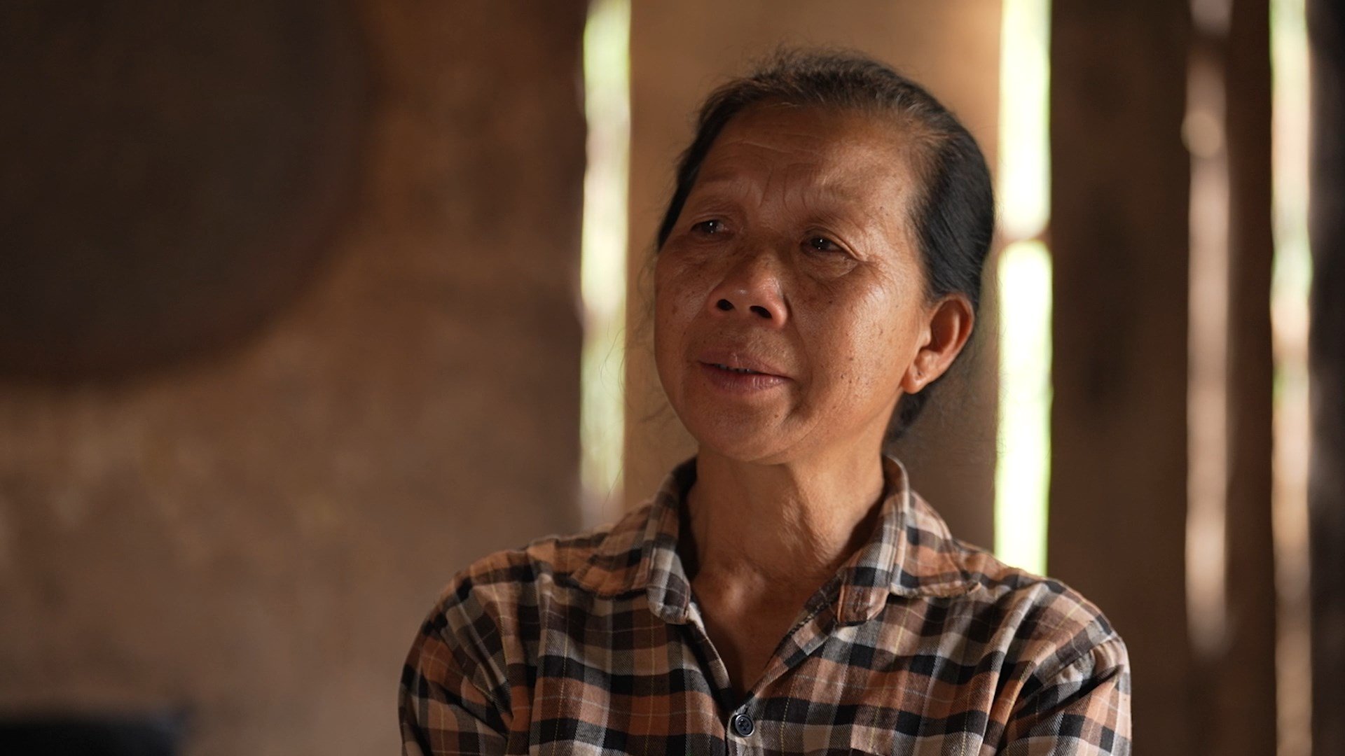 Trên khuôn mặt ông bà em Mai Lâm là dấu vết của thời gian và cũng là những nỗi lo triền miên vì con, vì cháu.