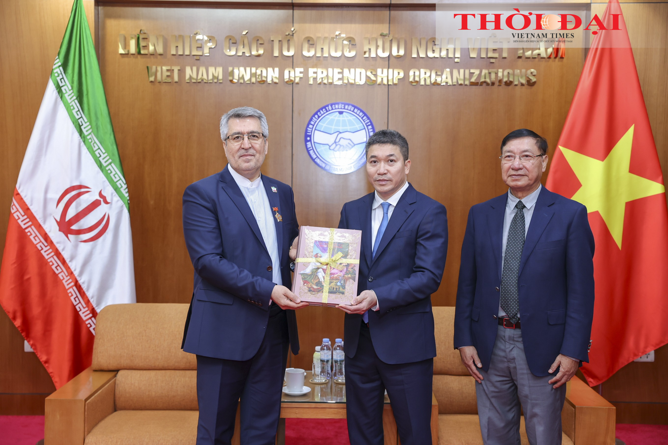 Trao Kỷ niệm chương 