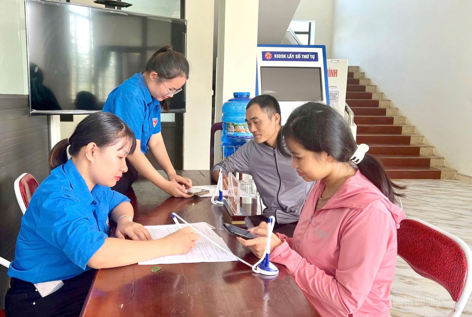 Đoàn viên, thanh niên xã Chiêm Hoá hỗ trợ người dân giải quyết thủ tục hành chính.