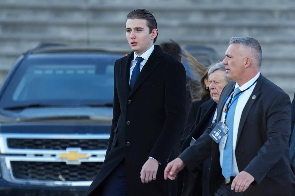 Đặc vụ luôn theo sát, “cậu út” Barron Trump hẹn hò ở trường thế nào? - 2