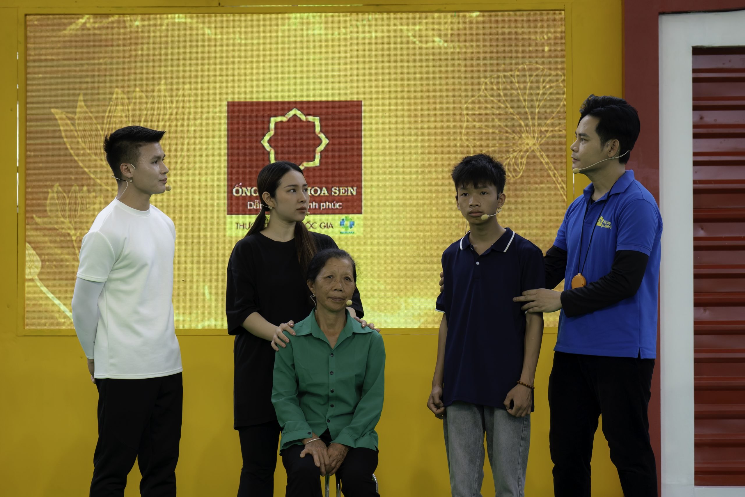 Ca sĩ Bảo Trâm và cầu thủ Quang Hải nghẹn ngào trước sự hiểu chuyện của Lâm dành cho người mẹ đã bỏ đi khi em mới 18 tháng tuổi.