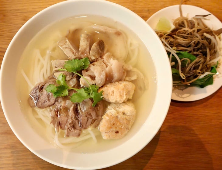 Bún bò Huế O Kay nước trong, chả cua vừa béo vừa bùi, bắp bò hoa xắt lát - Ảnh 1.