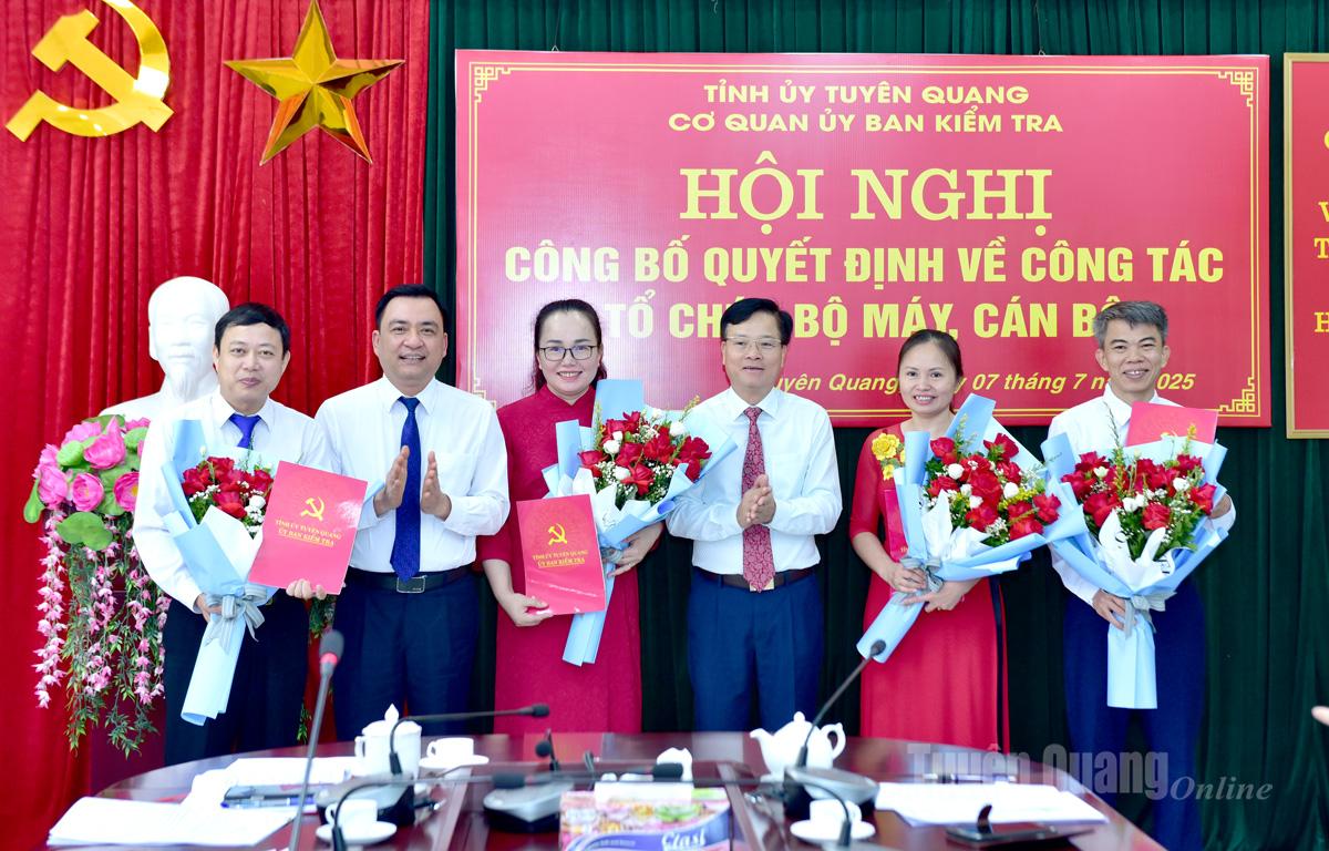 Các đồng chí lãnh đạo UBKT Tỉnh uỷ trao quyết định, tặng hoa chúc mừng các đồng chí được chỉ định giữ cương vị Bí thư Chi bộ thuộc Đảng uỷ Cơ quan UBKT Tỉnh uỷ.