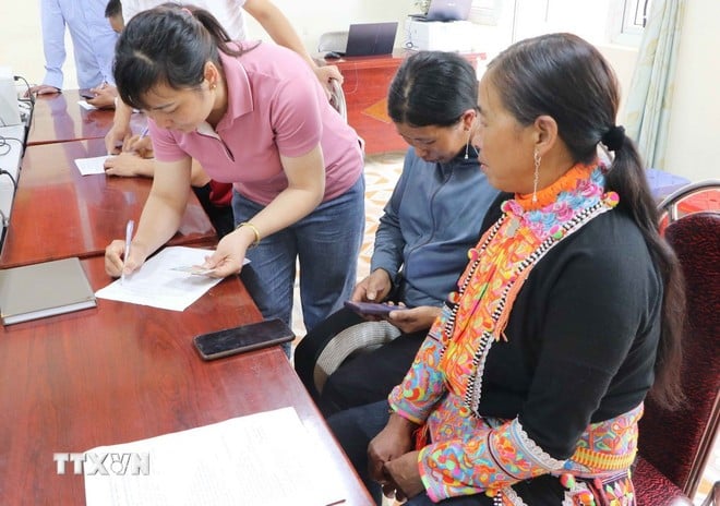 Trung tâm phục vụ hành chính công xã biên giới Sì Lở Lầu (tỉnh Lai Châu) phục vụ người dân đến làm thủ tục trong ngày làm việc đầu tiên.