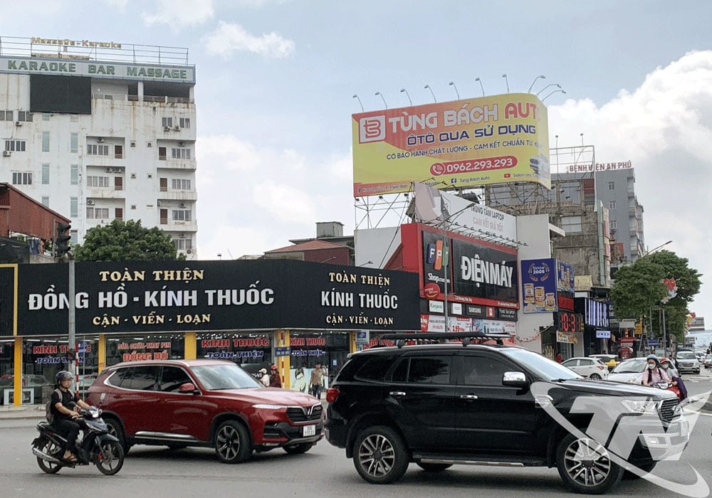 Nhiều biển hiệu quảng cáo được thiết kế đẹp, rực rỡ nhưng không phải tất cả đều đúng theo quy định của pháp luật.