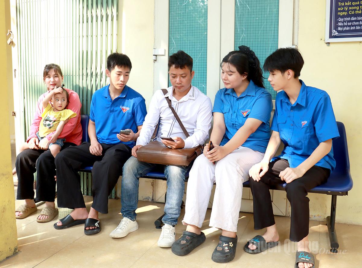 Tuổi trẻ xã Vị Xuyên hỗ trợ người dân cài đặt ứng dụng VneID. Ảnh: Diệu Kế