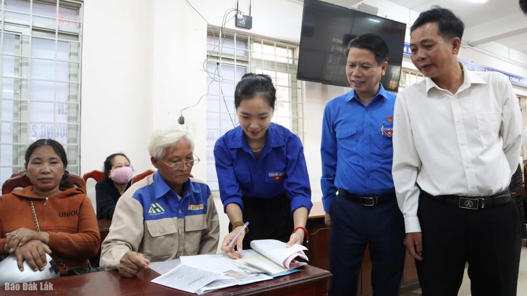 Đoàn viên thanh niên hỗ trợ người dân thực hiện thủ tục hành chính.