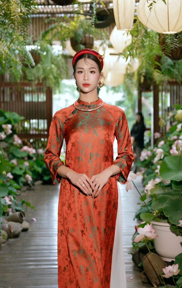 Ngắm nét nữ tính của á hậu chuyển giới trong show của NTK Cao Minh Tiến - Ảnh 4.