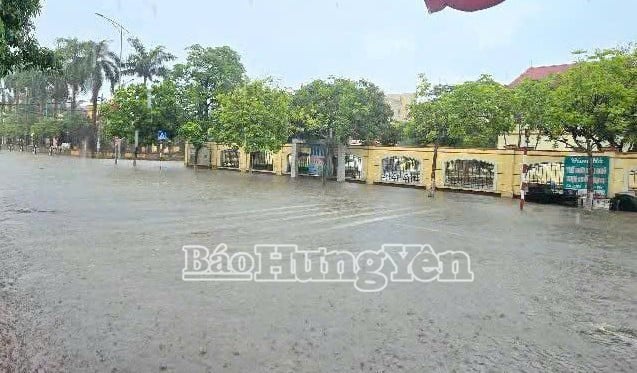 Đường Nguyễn Lương Bằng (phường Phố Hiến) ngập nước sau trận mưa chiều ngày 6/7 