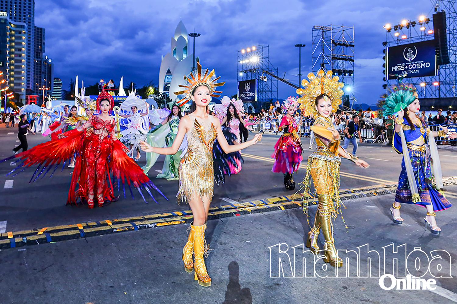 Không khí chương trình diễu hành Carnival trên đường phố Nha Trang.
