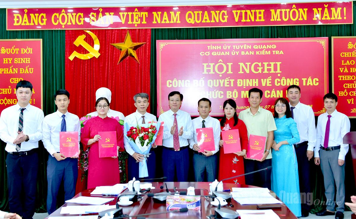 Đồng chí Chủ nhiệm UBKT Tỉnh ủy Trần Quang Minh trao quyết định, tặng hoa chúc mừng các đồng chí được bổ nhiệm giữ chức vụ Chánh, Phó Chánh văn phòng và phân công công chức tại Văn phòng Cơ quan UBKT Tỉnh uỷ.