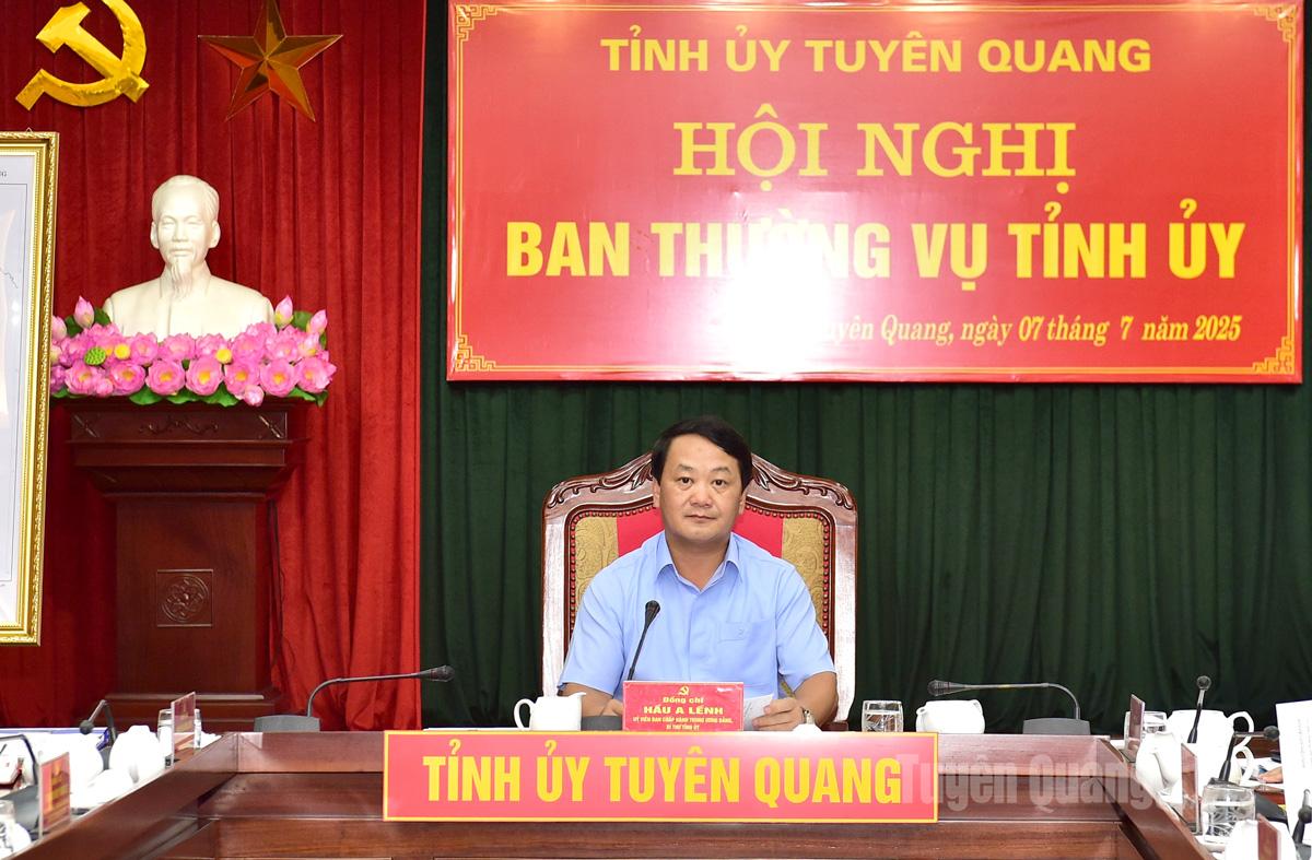 Đồng chí Bí thư Tỉnh ủy Hầu A Lềnh chủ trì hội nghị.