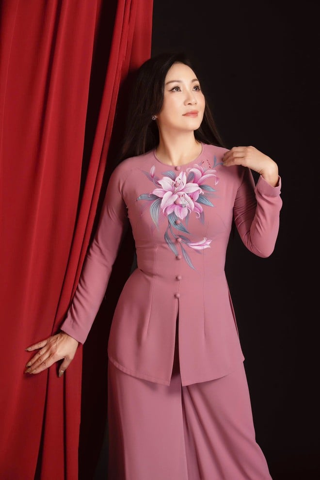Nghệ sĩ Hồng Đào gợi ý áo dài cho các quý cô tuổi trung niên - Ảnh 1.
