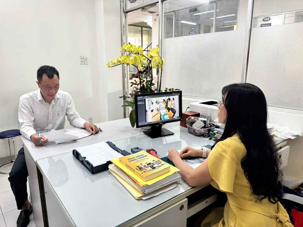 Người dân đang thực hiện thủ tục công chứng tại Văn phòng công chứng tại TP.HCM.