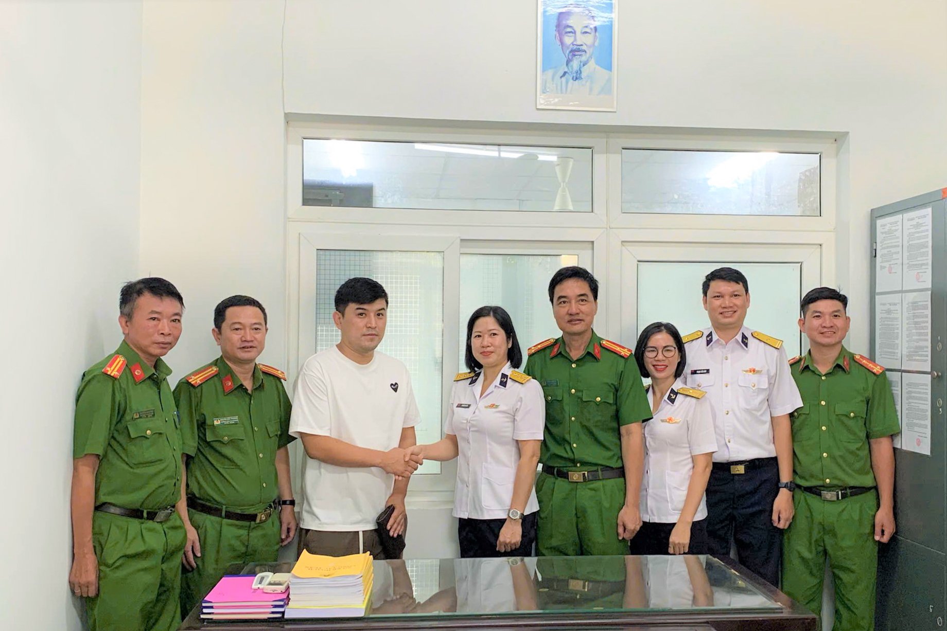 Trao trả tài sản cho người đánh rơi.
